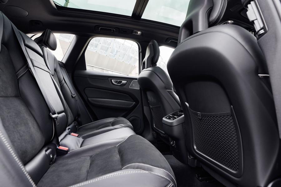 Интерьер Volvo XC60 T6 R-Design 2017 года  (WW) (фото 16 из 16)